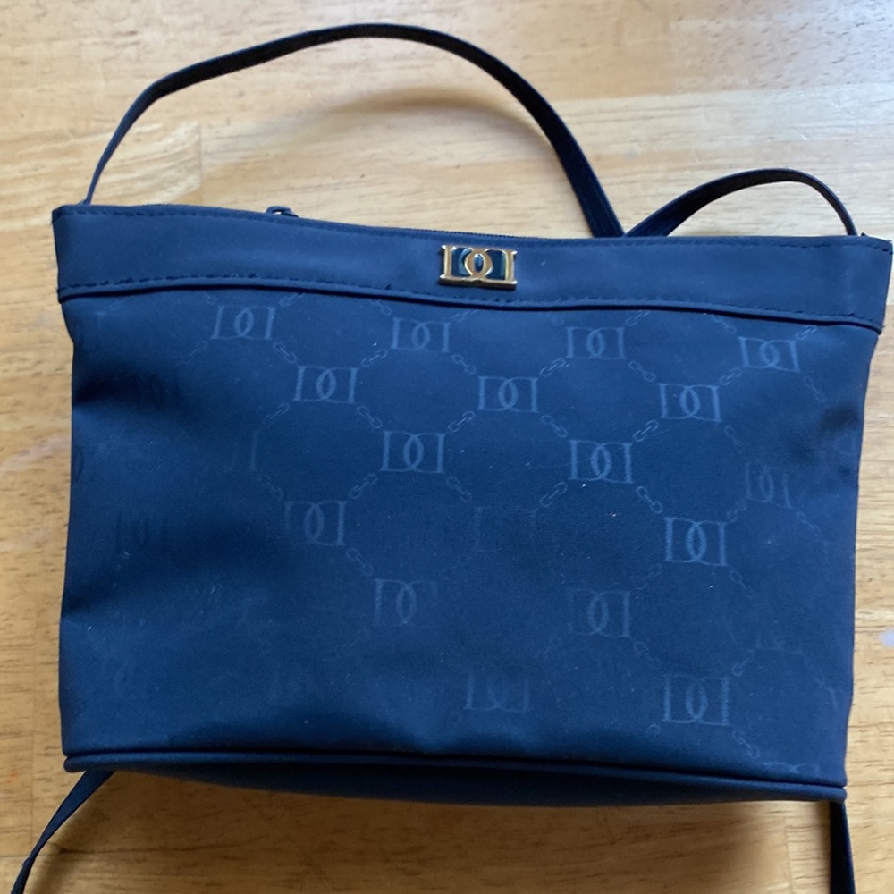 WOMEN'S NAVY BLUE PURSE HAS A DD EMBLEM AND MONOGRAM in great condition